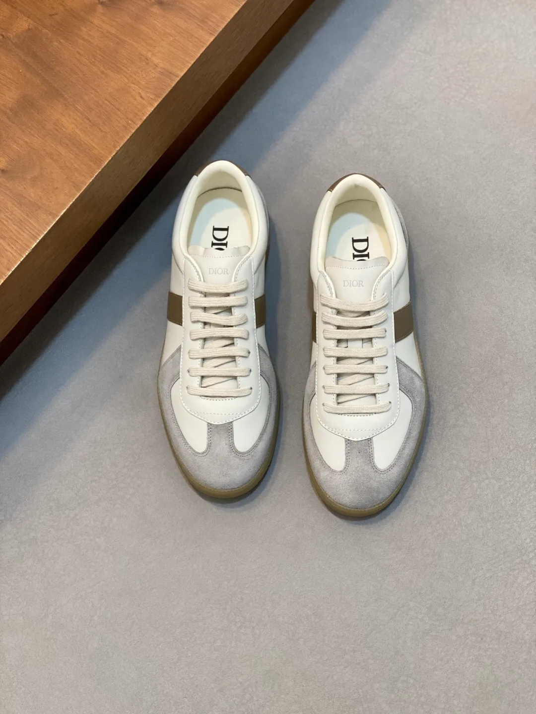 Factory price: 400💰Dior series casual sports shoes, skateboard shoes, original purchase, development and production. This sports shoe is a new product for the fall of 2023. It reinterprets the classic tennis shoes. The fashionable silhouette highlights the thick feeling. Crafted from navy and white jacquard with Oblique print and suede panels, it features a distinctive padded tongue embossed with the Dior signature, wide navy mohair laces and brass eyelets with a matte tonal finish. White rubber sole with Dior Oblique pattern, enhanced by a contrasting Dior 30 Avenue Montaigne signature on the rear. It can add fashionable temperament to casual looks. Exquisite packaging at the delivery counter 🛍📦 ▪️ Fabric: Original customized Oblique presbyopia + cowhide ▪️ Lining: Original customized sheepskin + breathable mesh ▪️ Sole: Original molded anti-slip rubber material ▪️ Bottom thickness: 4CM ▪️ Size: Men's 38-45 (38, 45, 46 customized)